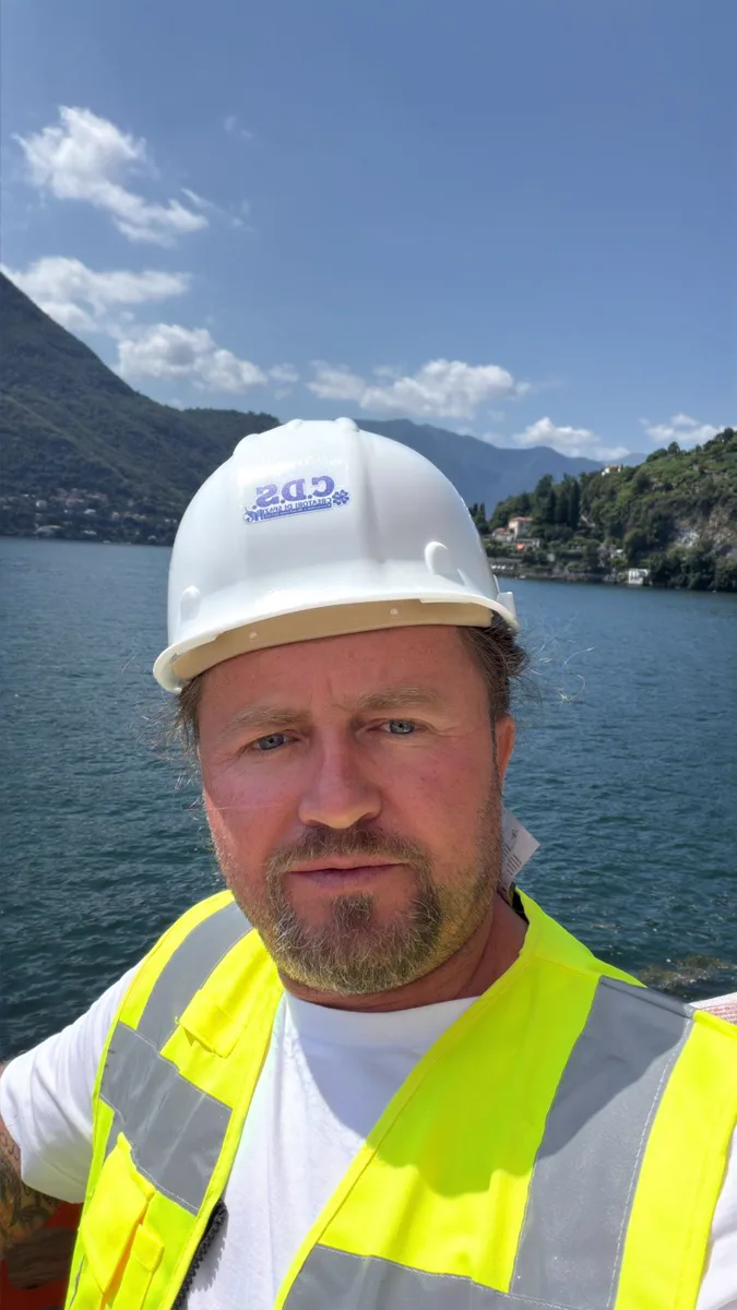 Selfie con casco C.D.S. in cantiere sul lago