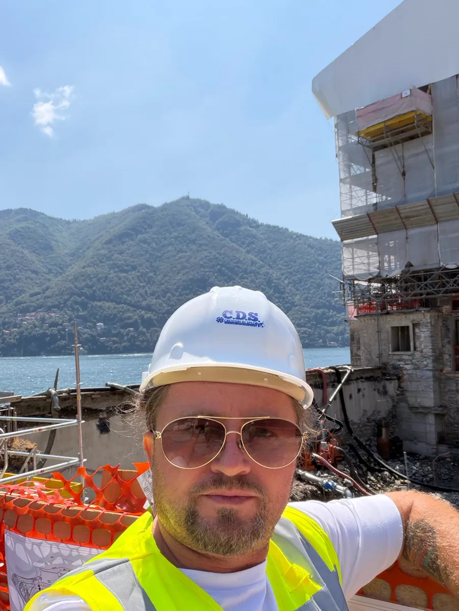 Il titolare in un cantiere di demolizione in riva al lago