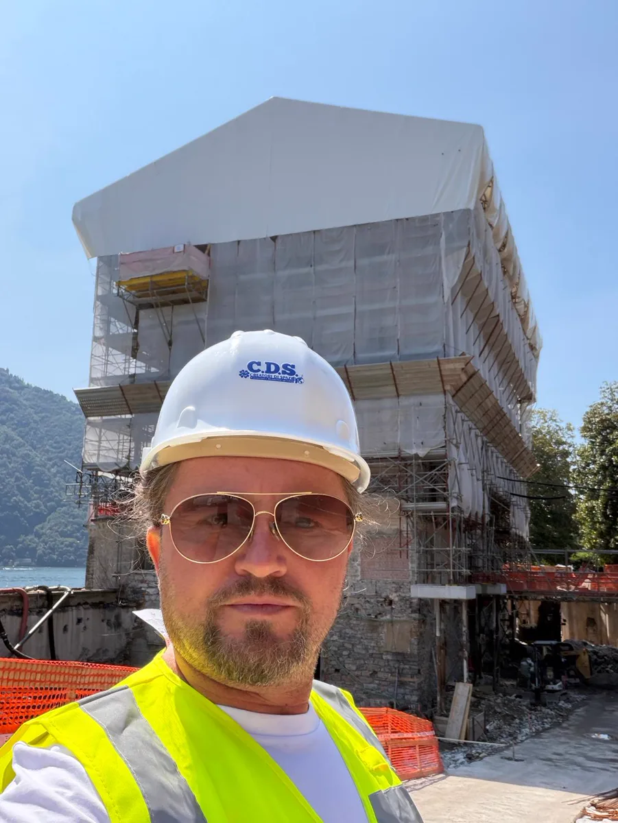 L'edificio incapsulato del cantiere sul lago
